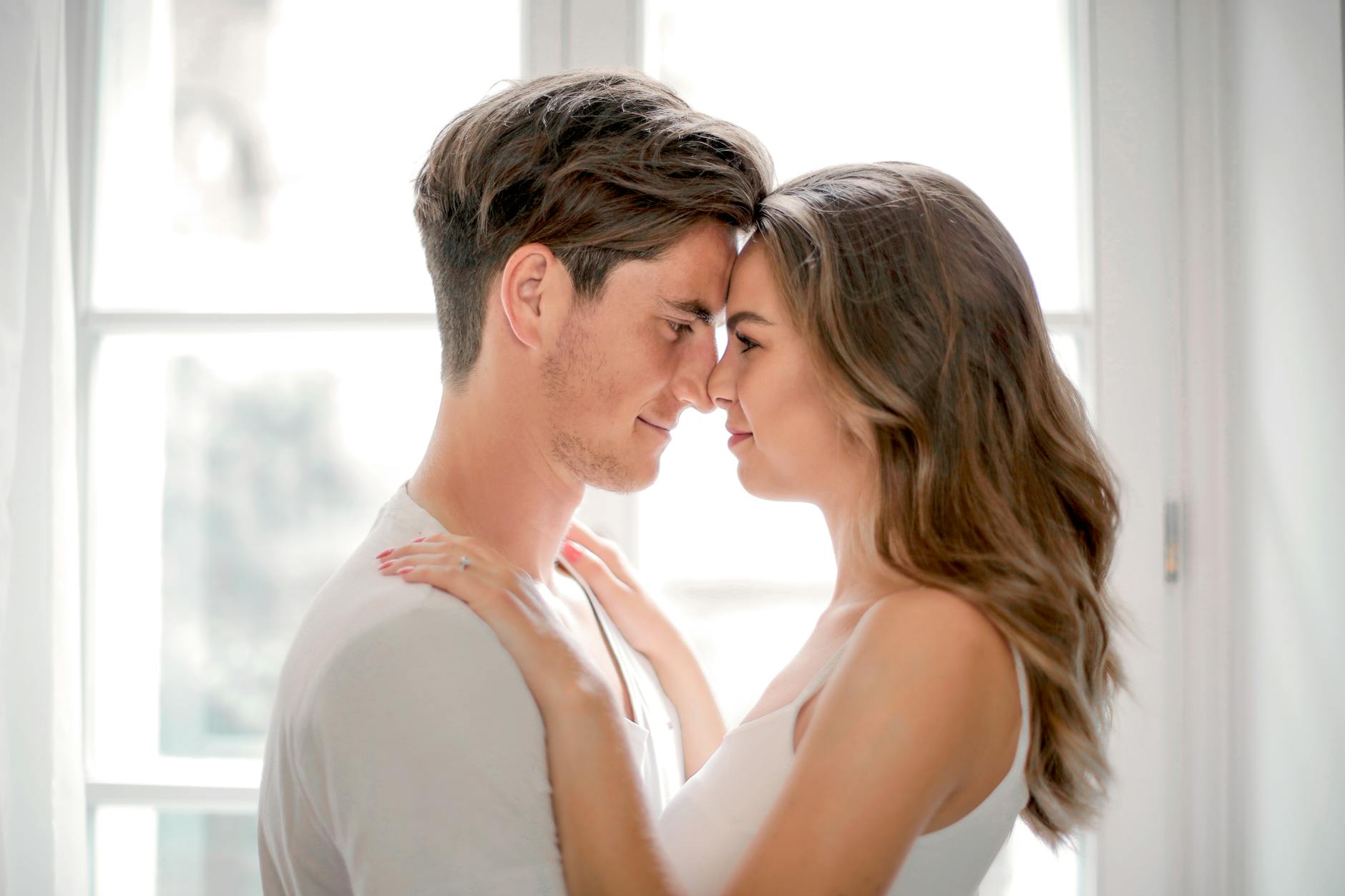 Zu direkt oder zu zurückhaltend? Der richtige Ton beim Online-Dating für Deutsche